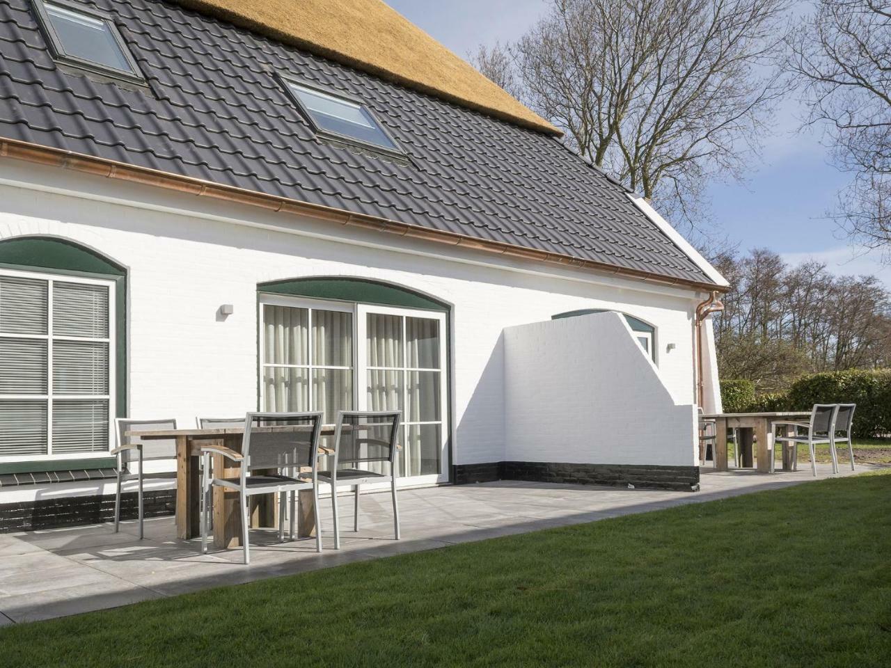 Spacious Farmhouse in De Cocksdorp with Private Terrace Buitenkant foto